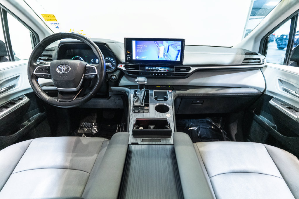 Used 2025 Toyota Sienna XLE FWD image 12