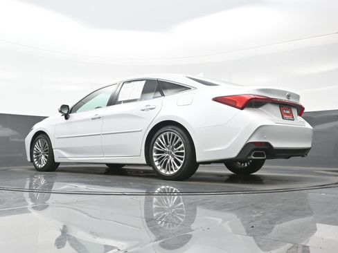 Used 2019 Toyota Avalon Limited image 32