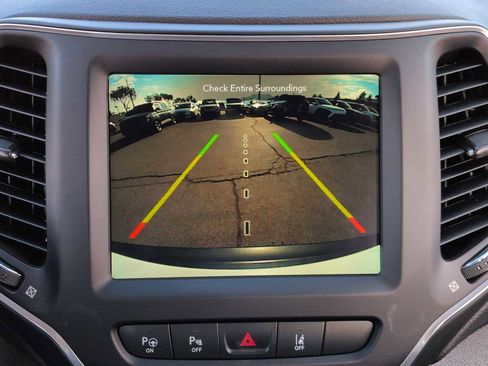 Used 2023 Jeep Cherokee Altitude Lux image 30