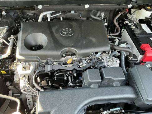 Used 2025 Toyota RAV4 XLE AWD/4WD image 9