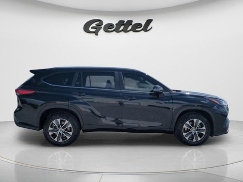 Used 2023 Toyota Highlander XLE FWD image 4