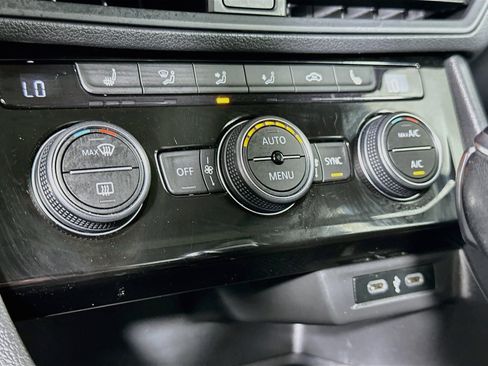 Used 2022 Volkswagen Jetta SE w/ Panoramic Sunroof Package FWD image 23