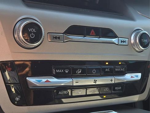 Used 2022 Ford Explorer XLT w/ Equipment Group 202A image 24