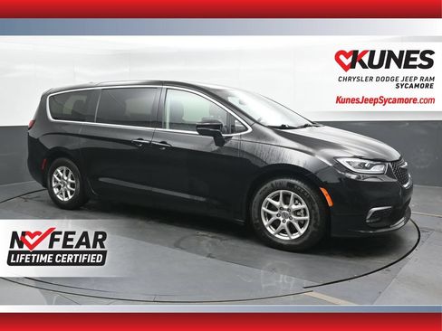 Used 2024 Chrysler Pacifica Touring-L FWD image 1