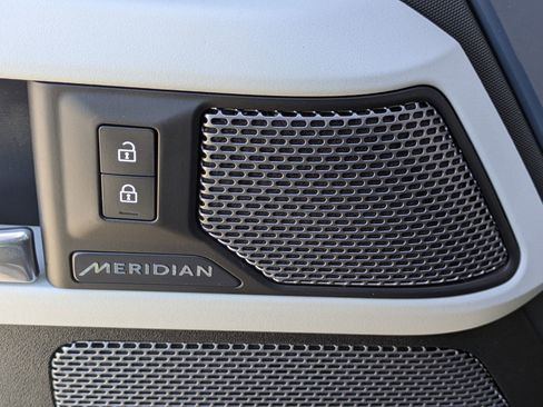 Used 2020 Land Rover Defender 110 SE image 22