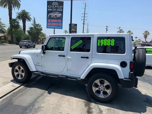 Used 2017 Jeep Wrangler Unlimited Sahara w/ Connectivity Group AWD/4WD image 3