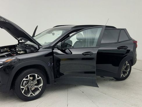 Used 2025 Chevrolet Trax LT FWD image 11