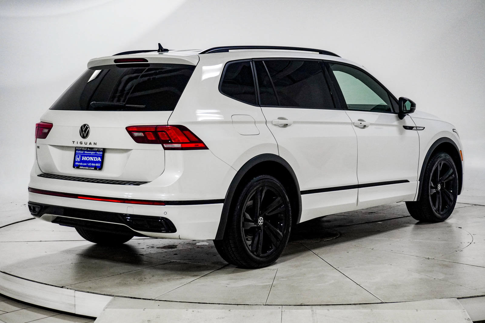 Used 2023 Volkswagen Tiguan SE R-Line FWD image 10