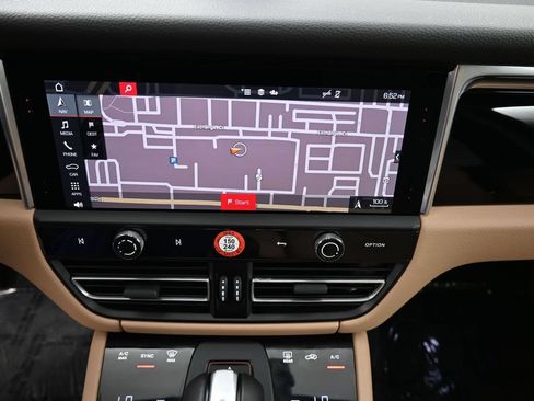 Certified 2025 Porsche Macan AWD/4WD image 22