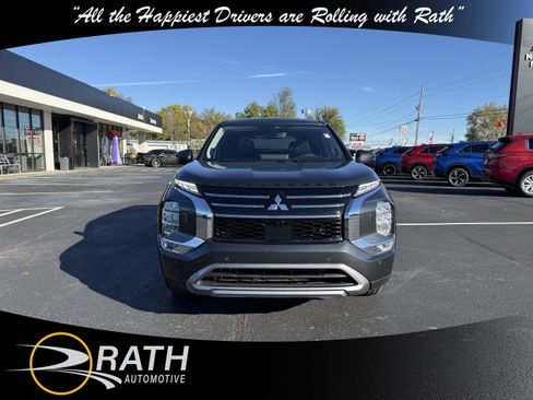 New 2025 Mitsubishi Outlander SE image 3