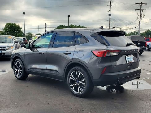 Used 2021 Ford Escape SE w/ SE Sport Appearance Package AWD/4WD image 3