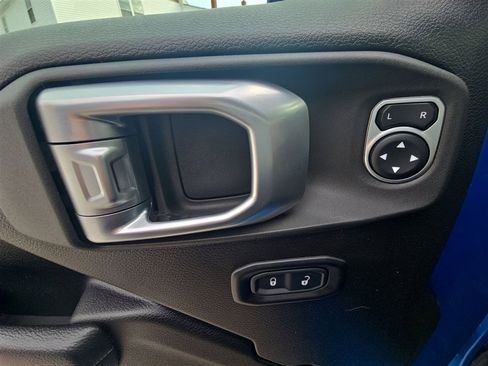 Used 2023 Jeep Gladiator Willys image 22