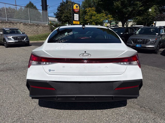 Used 2026 Hyundai Elantra SE FWD image 18