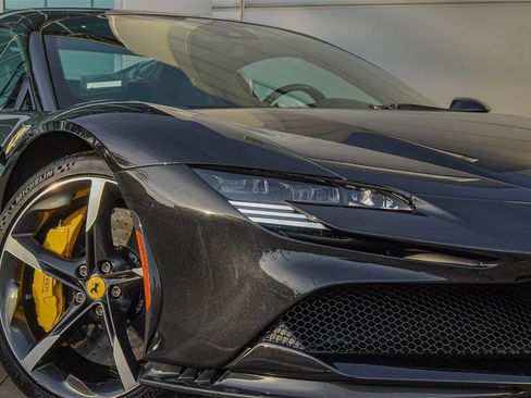 Used 2023 Ferrari SF90 Spider image 4
