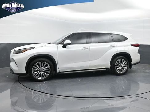 Used 2023 Toyota Highlander Platinum image 28