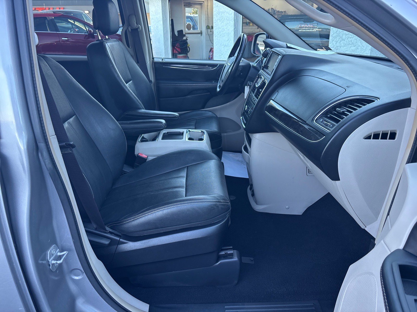 Used 2016 Chrysler Town & Country Touring FWD image 16