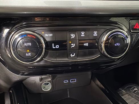 Used 2024 Chevrolet Trax LT FWD image 34