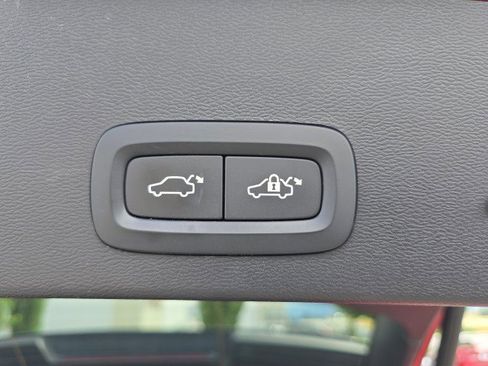 Used 2021 Volvo XC40 T5 R-Design image 17