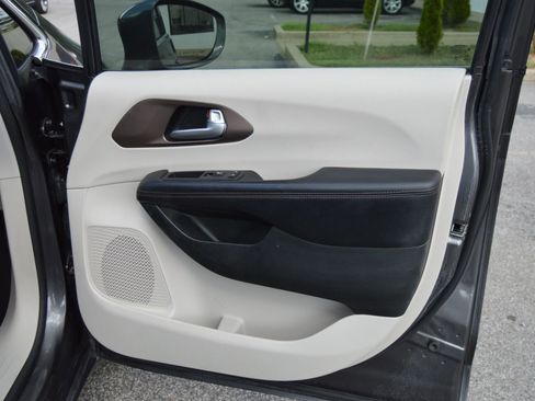 Used 2018 Chrysler Pacifica Touring-L w/ Tire & Wheel Group image 14