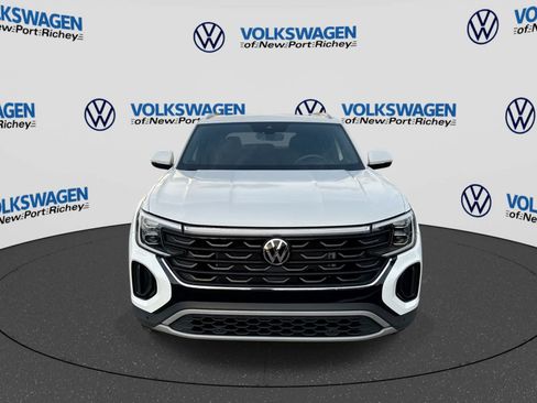 Used 2024 Volkswagen Atlas Cross Sport SE w/ Panoramic Sunroof Package FWD image 17