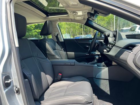 Used 2025 Lexus ES 300h w/ Technology Package image 24