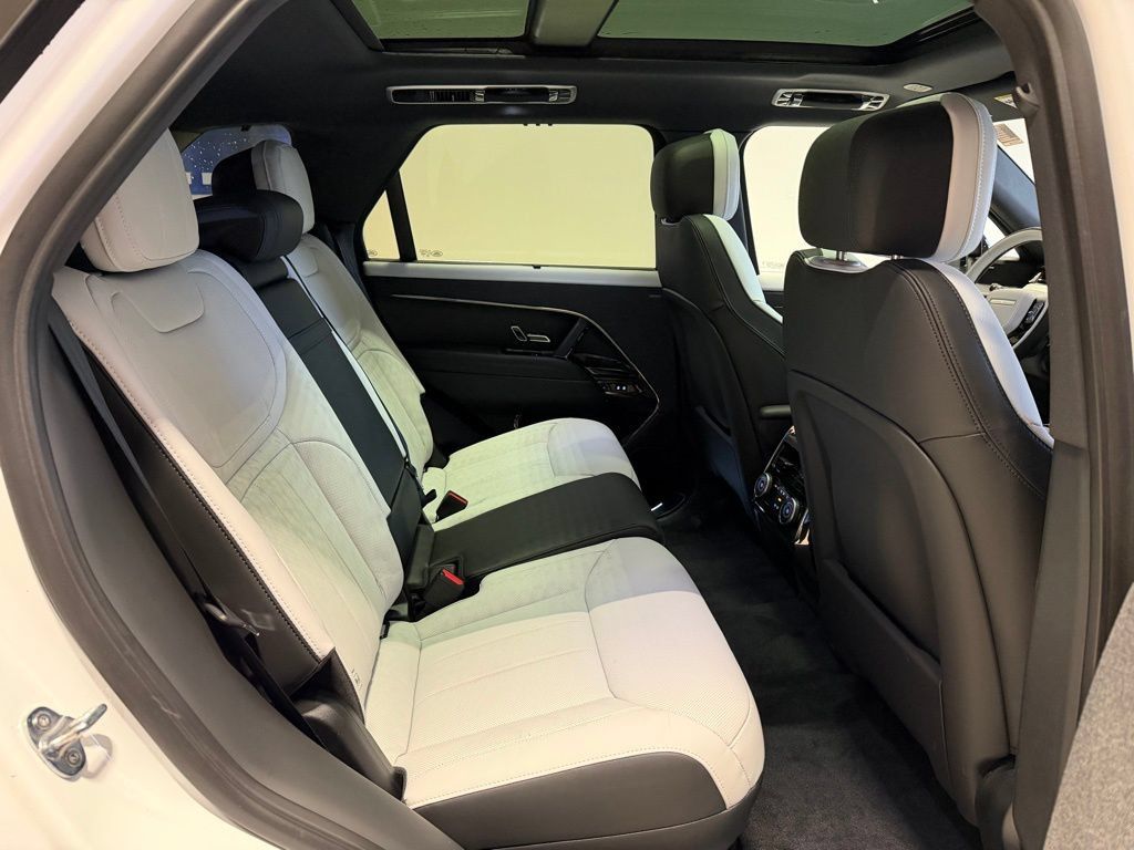 New 2025 Land Rover Range Rover Sport Dynamic SE AWD/4WD image 16