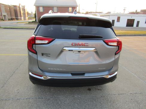 Used 2024 GMC Terrain SLT image 4