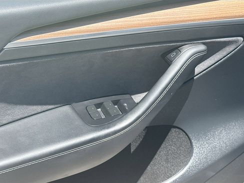 Used 2023 Tesla Model Y 2WD image 17