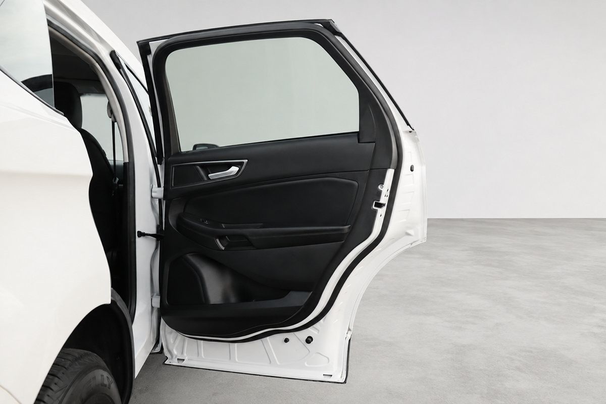 Used 2020 Ford Edge SE FWD image 13