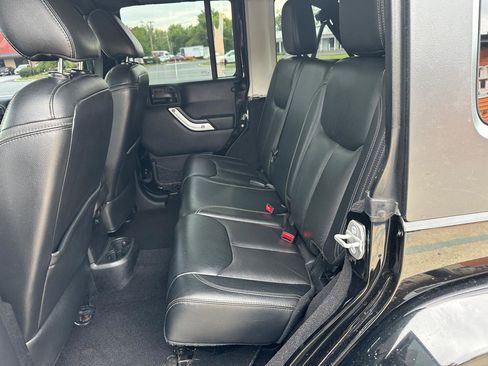 Used 2016 Jeep Wrangler Unlimited Sahara w/ Dual Top Group AWD/4WD image 17
