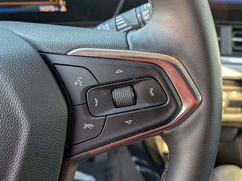 Used 2025 Chevrolet Trax LT w/ LT Convenience Package image 23