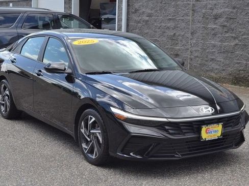 Used 2025 Hyundai Elantra Sport FWD image 2