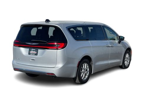 Used 2024 Chrysler Pacifica Touring-L image 6