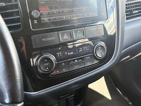 Used 2017 Mitsubishi Outlander SE image 25