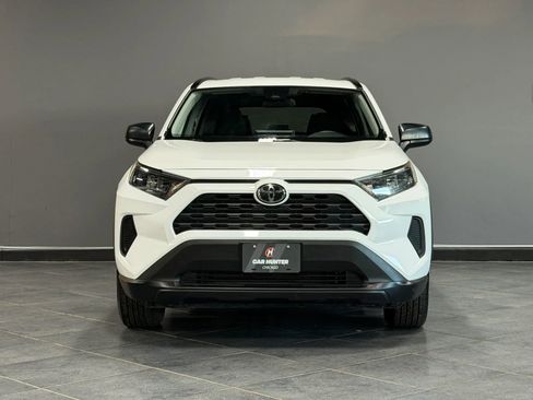 Used 2019 Toyota RAV4 LE FWD image 2