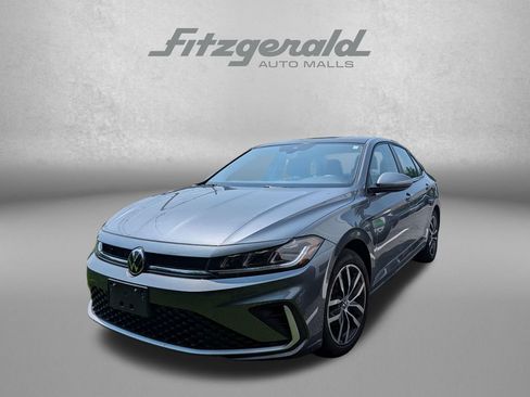 Used 2025 Volkswagen Jetta SE FWD image 3