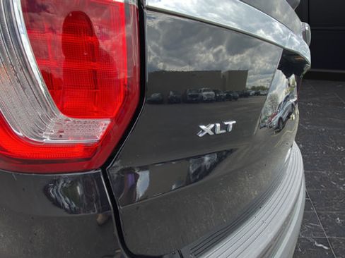 Used 2019 Ford Explorer XLT w/ Equipment Group 202A AWD/4WD image 31
