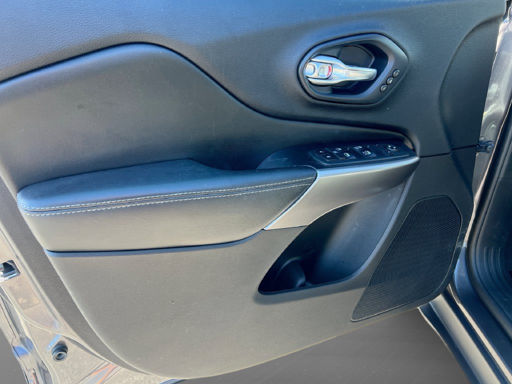 Used 2020 Jeep Cherokee Limited AWD/4WD image 38