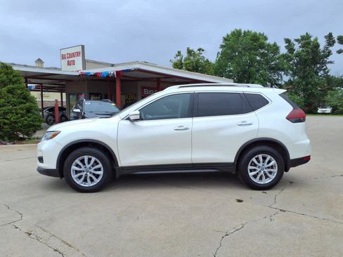 Used 2018 Nissan Rogue SV image 2