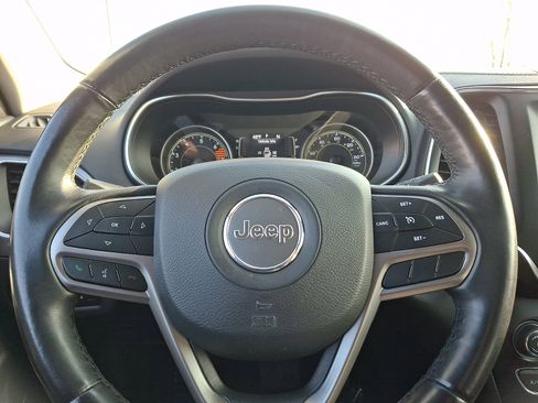 Used 2019 Jeep Cherokee Latitude Plus w/ Cold Weather Group image 18