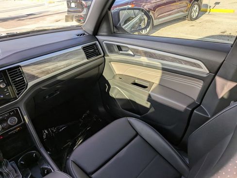 Certified 2023 Volkswagen Atlas Cross Sport SE w/ Panoramic Sunroof Package FWD image 15