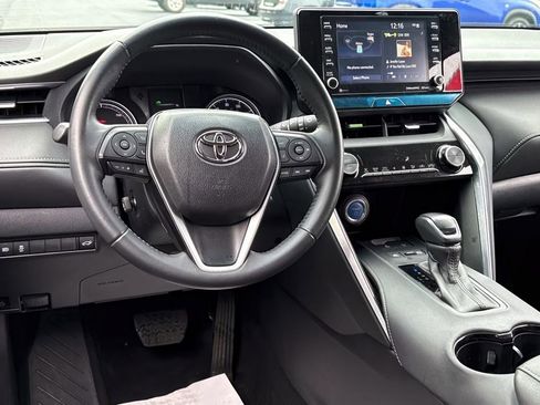 Certified 2022 Toyota Venza LE image 13