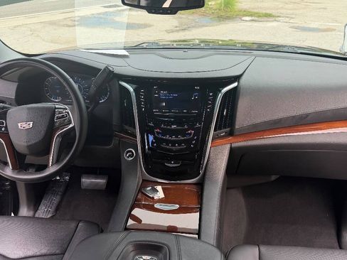 Used 2018 Cadillac Escalade 2WD image 15