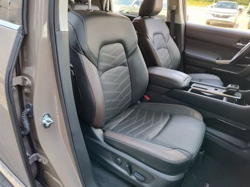 Used 2025 Nissan Pathfinder Platinum w/ Cargo Package image 26