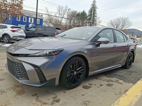 Used 2025 Toyota Camry SE image 3