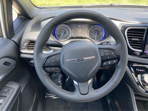 Used 2025 Chrysler Pacifica Limited FWD image 24