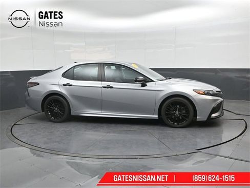Used 2022 Toyota Camry SE image 1
