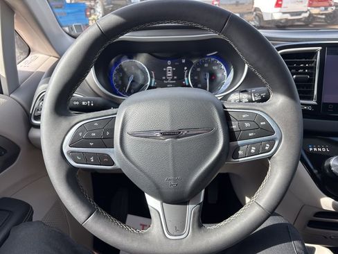 Used 2024 Chrysler Pacifica Touring-L FWD image 29