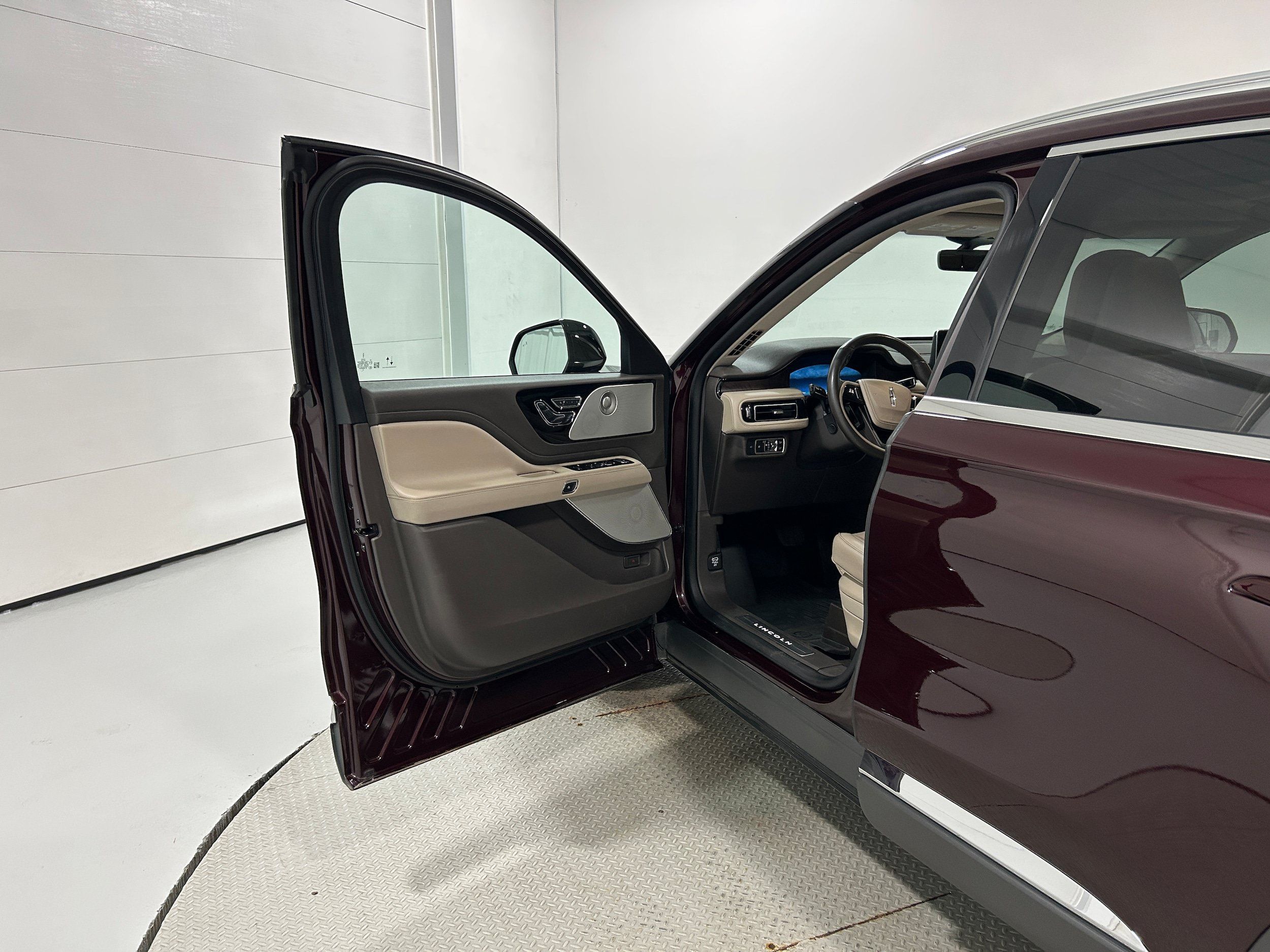 Used 2020 Lincoln Aviator Reserve w/ Equipment Group 202A AWD/4WD image 23