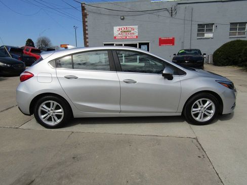 Used 2017 Chevrolet Cruze LT image 3